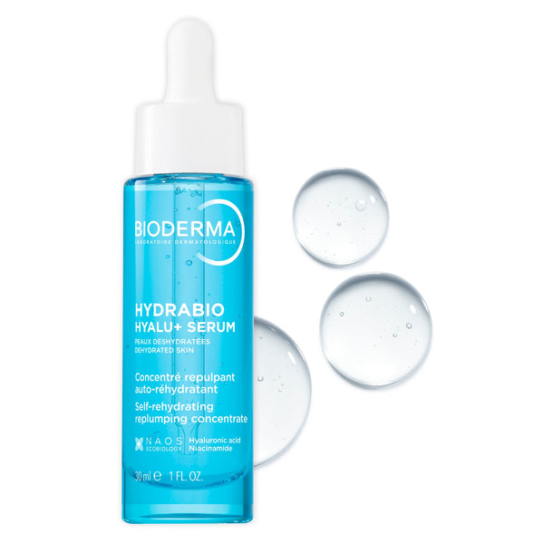 Bioderma Hydrabio Hyalu+ Serum water deshydratante in a clear blue dropper bottle with a white cap, shown on a white background with three clear gel droplets.