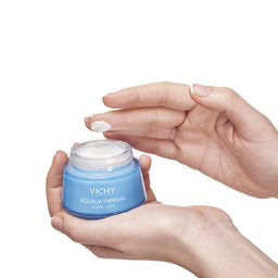 Vichy Aqualia Thermal Light Hydrating Moisturiser 50ml on fingers